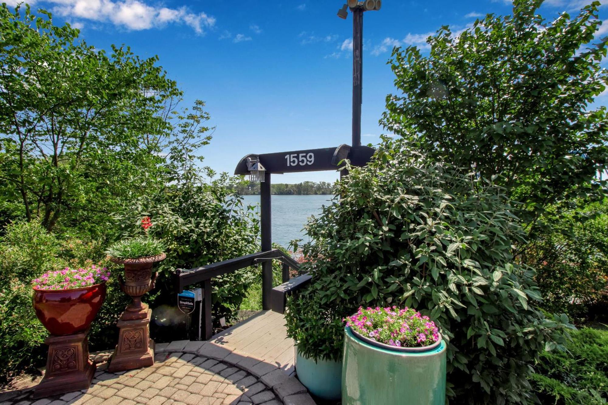 South Bridge Bed And Breakfast Grand Island Extérieur photo